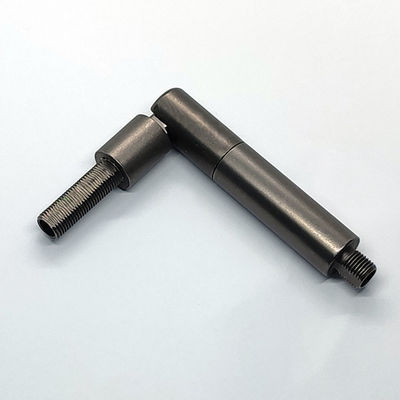 قسمت پایین رشته زنانه در حال چرخش در کنار پیچ تنظیم کننده برای لامپ