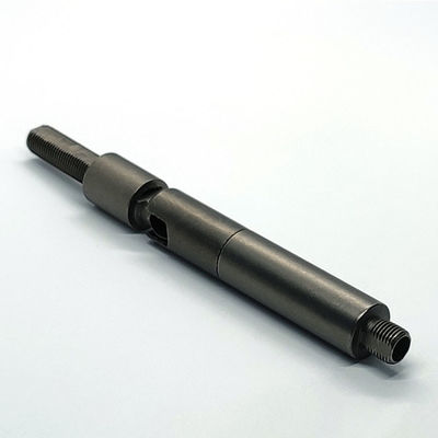 قسمت پایین رشته زنانه در حال چرخش در کنار پیچ تنظیم کننده برای لامپ