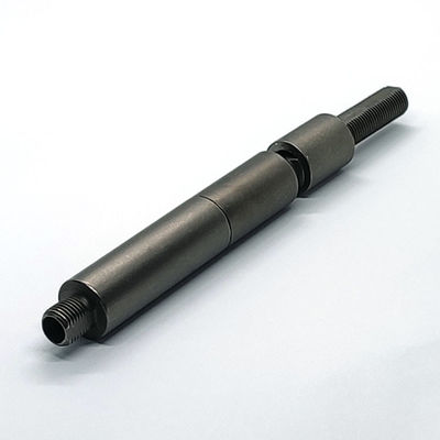 قسمت پایین رشته زنانه در حال چرخش در کنار پیچ تنظیم کننده برای لامپ