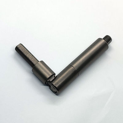 قسمت پایین رشته زنانه در حال چرخش در کنار پیچ تنظیم کننده برای لامپ