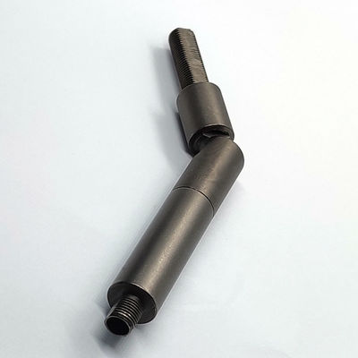 قسمت پایین رشته زنانه در حال چرخش در کنار پیچ تنظیم کننده برای لامپ