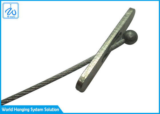 تکه های روشن زینک گالوانیزه ای که از سیم ریخته شده برای تکه های پشتیبان آویزان ساخته شده اند